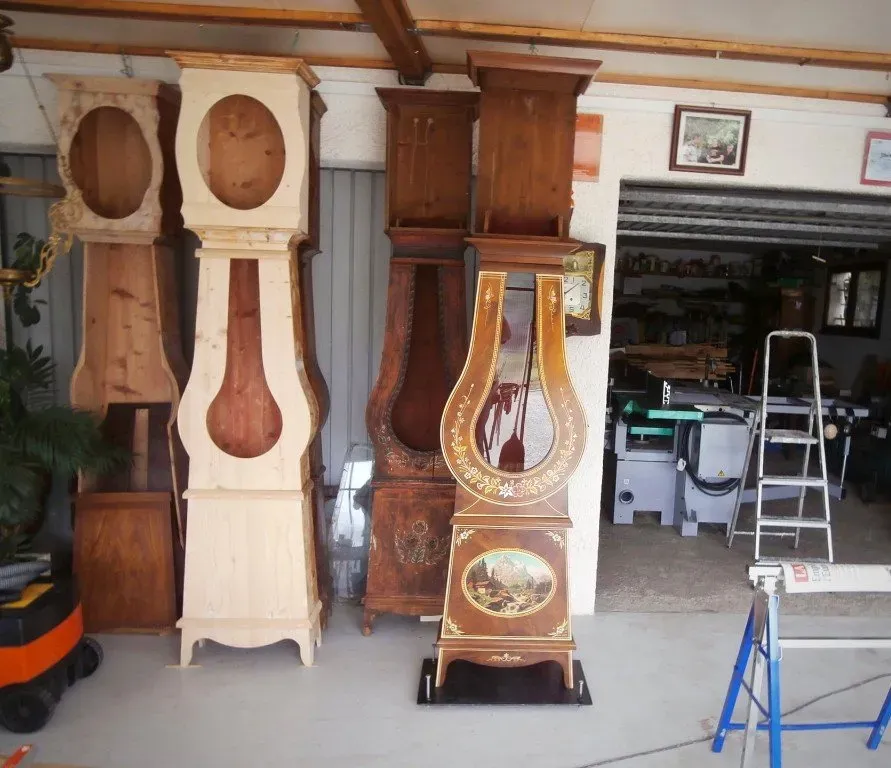 Artisan horloger au travail : réparation pendule à Belcodène